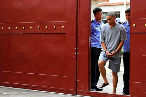 深圳飙车案肇事嫌疑人首次接受采访