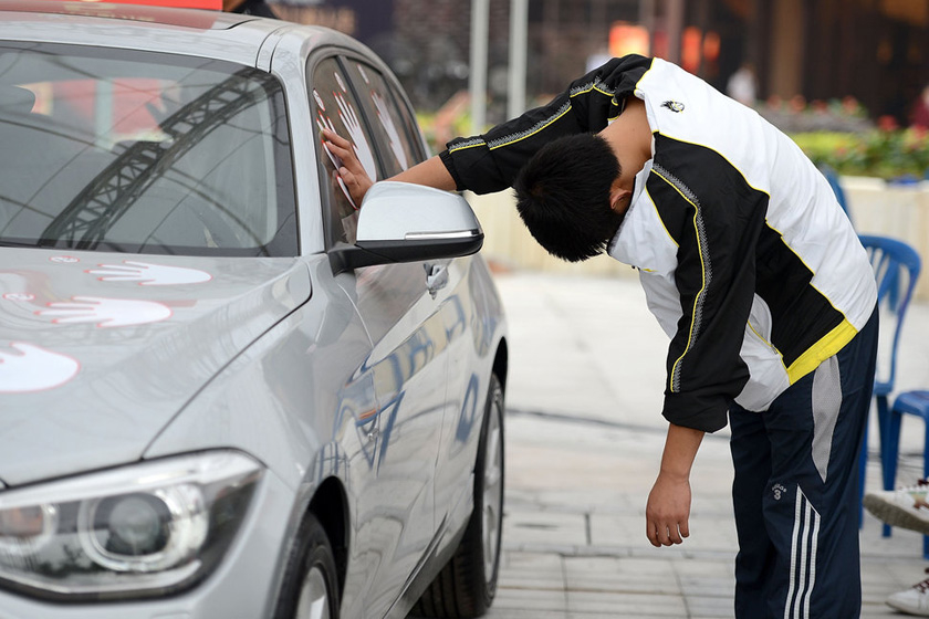 5月30日，四川省成都市，参赛选手邱建军显得非常疲惫。  成都商报/CFP_为争抢5年使用权 选手摸宝马车80余小时