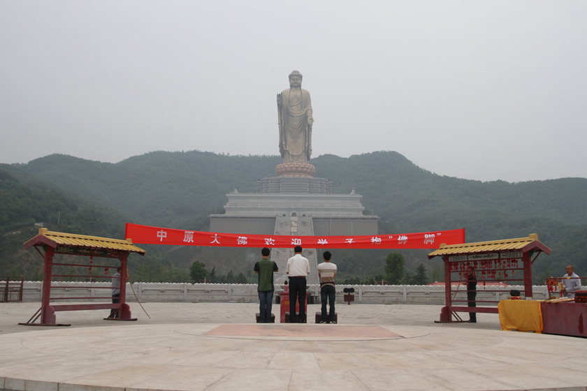 6月6日，河南平顶山鲁山县的中原大佛景区，景区工作人员在模拟“抱佛脚”。  CFP_河南中原大佛景区邀考生“临时抱佛脚” 