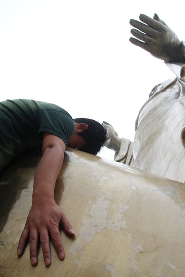 6月6日，河南平顶山鲁山县的中原大佛景区，景区工作人员在模拟“抱佛脚”。  CFP_河南中原大佛景区邀考生“临时抱佛脚” 