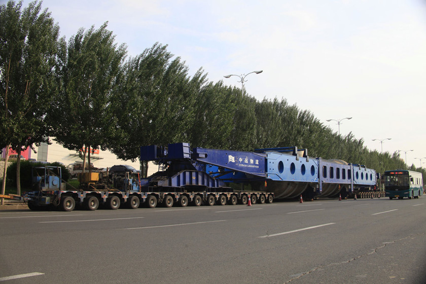 6月6日，一辆有252个轮胎的“巨无霸”大货车出现在吉林市。 CFP_吉林出现252个轮子“巨无霸”货车