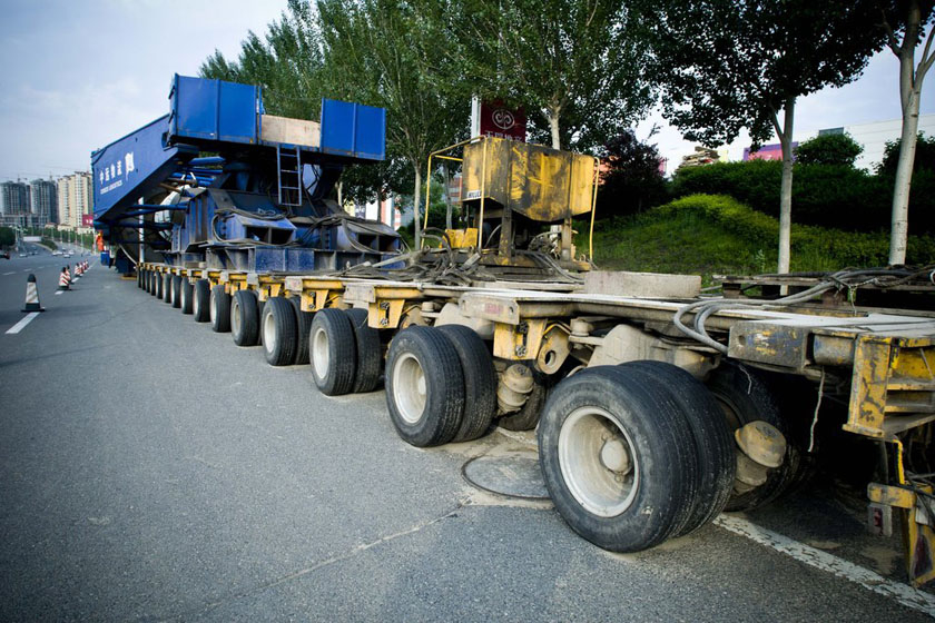 6月6日，一辆有252个轮胎的“巨无霸”大货车出现在吉林市。 CFP_吉林出现252个轮子“巨无霸”货车