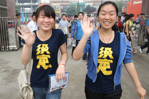 6月7日，河南省商丘市第一高级中学考点，两名考生着“淡定”装入场。 魏文慧/CFP