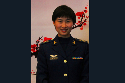 （资料图）2010年3月8日上午10时，空军纪念“三八”国际劳动妇女节暨首批歼击机女飞行员荣获“全国三八红旗集体”荣誉称号座谈会在北京举行，刘洋（中）作为第七批女飞行员代表出席。  海鹏/东方IC 