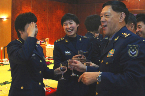 （资料图）2010年3月8日上午10时，空军纪念“三八”国际劳动妇女节暨首批歼击机女飞行员荣获“全国三八红旗集体”荣誉称号座谈会在北京举行，刘洋（中）作为第七批女飞行员代表出席。  海鹏/东方IC 