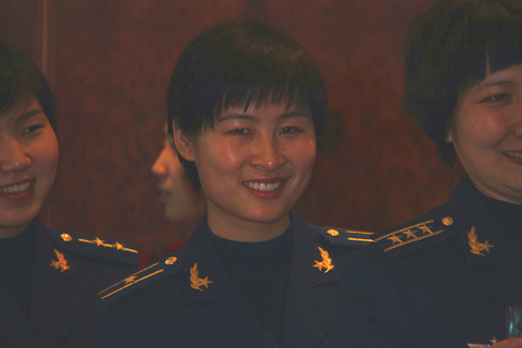 （资料图）2010年3月8日上午10时，空军纪念“三八”国际劳动妇女节暨首批歼击机女飞行员荣获“全国三八红旗集体”荣誉称号座谈会在北京举行，刘洋（中）作为第七批女飞行员代表出席。  海鹏/东方IC 