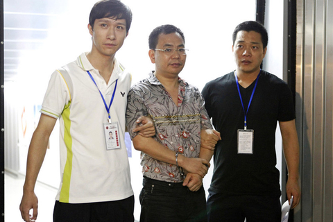 6月10日晚10点30分，温州永强机场，犯罪嫌疑人林春平被押解回温州。  东方IC
