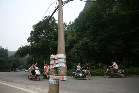 6月13日，桂林穿山公园内，一根断裂的电线杆用铁丝和胶布简单地固定着。 驴子/CFP
