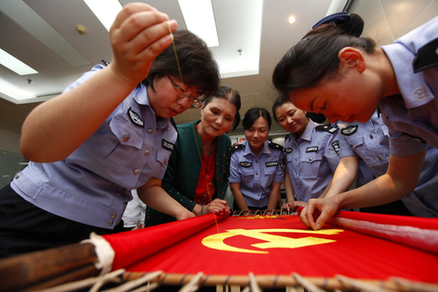 6月13日，重庆市渝中区公安分局出入境管理科的7名女警，完成了她们5万针绣制的党旗。 东方IC