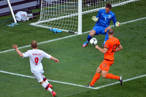 在6月9日进行的2012年欧洲杯小组赛B组首轮中，荷兰0-1负于丹麦。图为丹麦球员科隆·德里（左）破门瞬间。 SERGEI SUPINSKY/东方IC