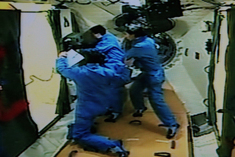 神九航天员成功入驻天宫