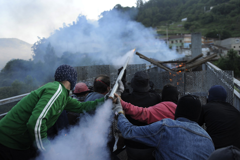 6月15日，西班牙奥维耶多附近，矿工向防暴警察发射自制火箭弹。 REUTERS/Eloy Alonso