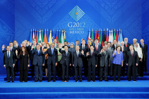 6月18日，墨西哥洛斯卡沃斯，G20峰会与会领导人拍摄“全家福”。