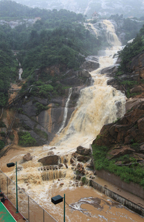 暴雨袭击温州致多处山体滑坡