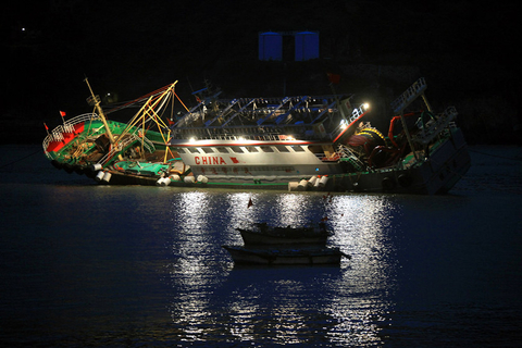 6月24日，浙江温岭，搁浅倾斜的渔船。  孙金标/东方IC