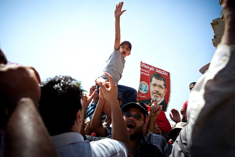 6月24日，埃及开罗，民众聚集在解放广场上，等待总统大选结果公布。 Amanda Mustard/东方IC