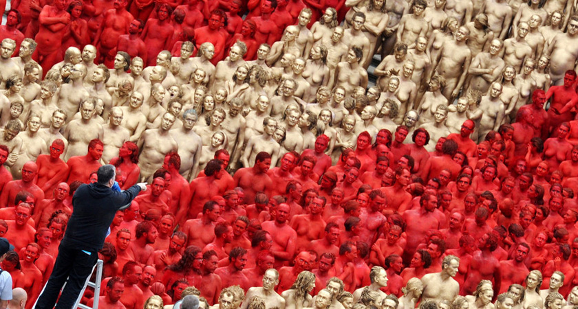 德国千余裸体志愿者全身喷漆作艺术模特