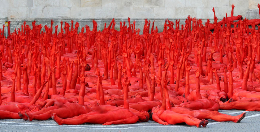 6月23日，德国慕尼黑，裸体志愿者参加美国摄影师斯潘塞·图尼克的裸体摄影活动。  TOBIAS HASE/东方IC _德国千余裸体志愿者全身喷漆作艺术模特