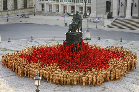 德国千余裸体志愿者全身喷漆作艺术模特