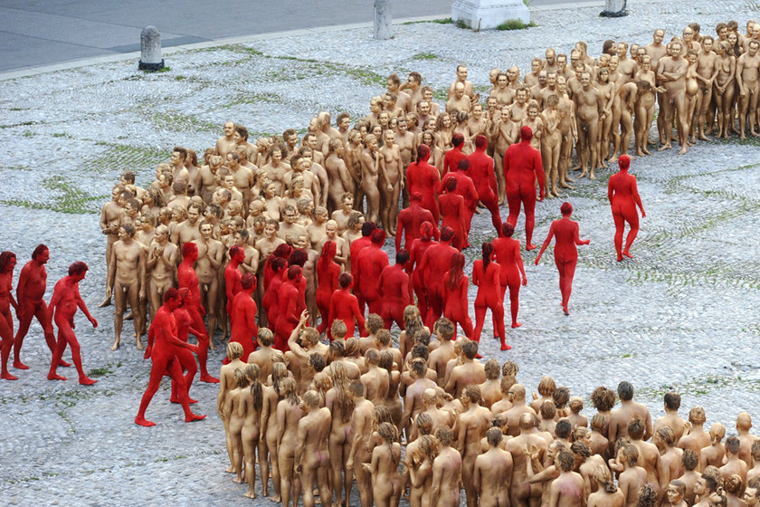 6月23日，德国慕尼黑，裸体志愿者参加美国摄影师斯潘塞·图尼克的裸体摄影活动。  TOBIAS HASE/东方IC _德国千余裸体志愿者全身喷漆作艺术模特