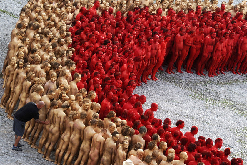 6月23日，德国慕尼黑，裸体志愿者参加美国摄影师斯潘塞·图尼克的裸体摄影活动。  TOBIAS HASE/东方IC _德国千余裸体志愿者全身喷漆作艺术模特