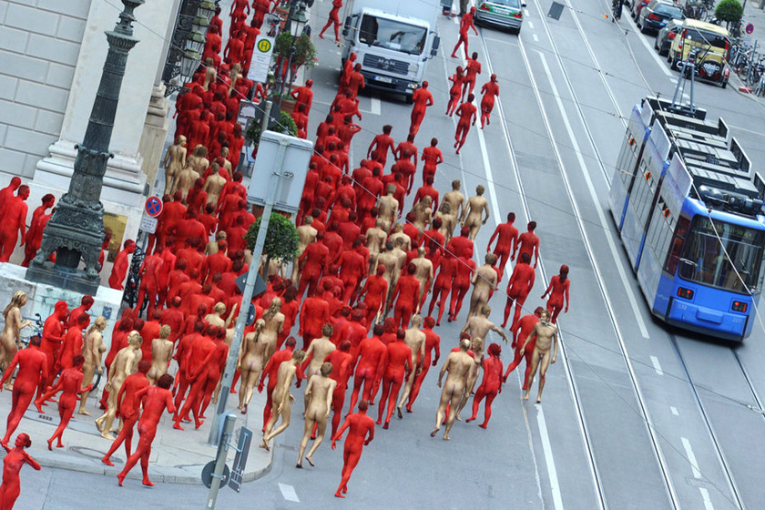 6月23日，德国慕尼黑，裸体志愿者参加美国摄影师斯潘塞·图尼克的裸体摄影活动。  TOBIAS HASE/东方IC _德国千余裸体志愿者全身喷漆作艺术模特