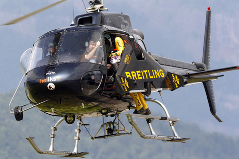 6月22日，瑞士卢塞恩湖上空，“火箭人”罗希准备从直升机中跳下。 Urs Flueler/东方IC