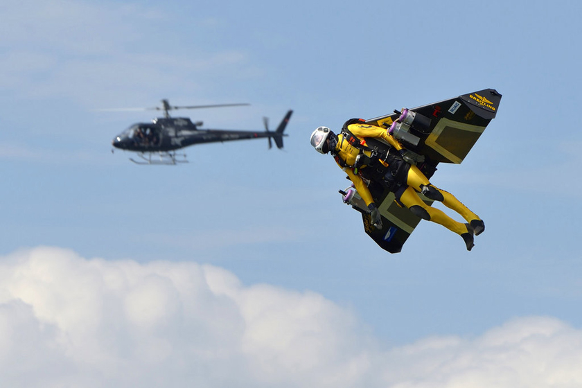 6月22日，瑞士卢塞恩湖上空，“火箭人”罗希从直升机跳下后在空中为自己定位。 Katsuhiko Tokunaga/东方IC_瑞士“火箭人”与客机“比翼齐飞”