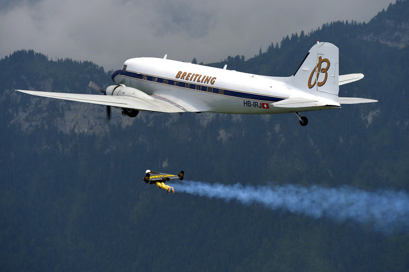 6月22日，瑞士卢塞恩湖上空，“火箭人”罗希与一架百年灵DC-3客机同飞。 Katsuhiko Tokunaga/东方IC_瑞士“火箭人”与客机“比翼齐飞”