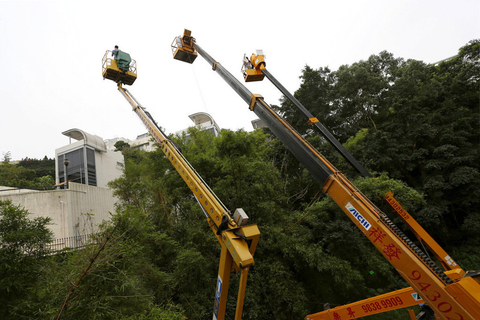2012年6月25日，香港候任特首梁振英山顶豪宅余下僭建开始清拆。大批记者在现场拍摄，甚至有媒体租用6台吊臂车拍摄清拆情况。香港屋宇署人员上周接到媒体举报，到梁宅调查，发现梁宅存在两个僭建玻璃棚，还有另外4处违规僭建。梁宅一如唐英年府邸，在地面车位下僭建一个面积240方尺的地库。