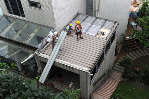 2012年6月25日，香港候任特首梁振英山顶豪宅余下僭建开始清拆。大批记者在现场拍摄，甚至有媒体租用6台吊臂车拍摄清拆情况。香港屋宇署人员上周接到媒体举报，到梁宅调查，发现梁宅存在两个僭建玻璃棚，还有另外4处违规僭建。梁宅一如唐英年府邸，在地面车位下僭建一个面积240方尺的地库。