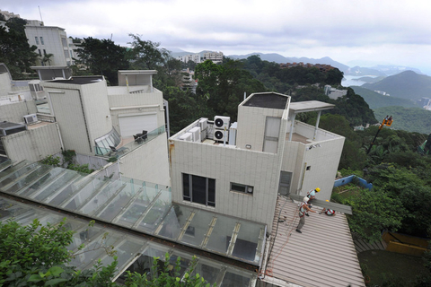 2012年6月25日，香港候任特首梁振英山顶豪宅余下僭建开始清拆。大批记者在现场拍摄，甚至有媒体租用6台吊臂车拍摄清拆情况。香港屋宇署人员上周接到媒体举报，到梁宅调查，发现梁宅存在两个僭建玻璃棚，还有另外4处违规僭建。梁宅一如唐英年府邸，在地面车位下僭建一个面积240方尺的地库。