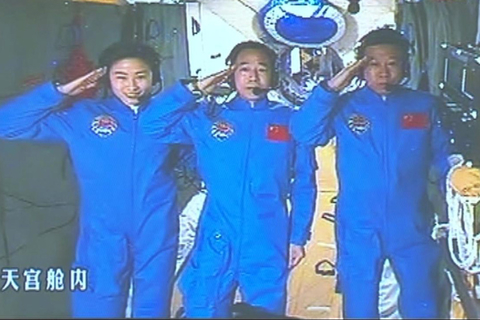 （截屏照片）航天员在敬礼。 新华社发