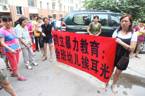 6月25日，郑州，家长声讨体罚孩子的老师。 摄友/CFP