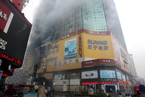 郑州二七广场失火 因广告牌下雨短路