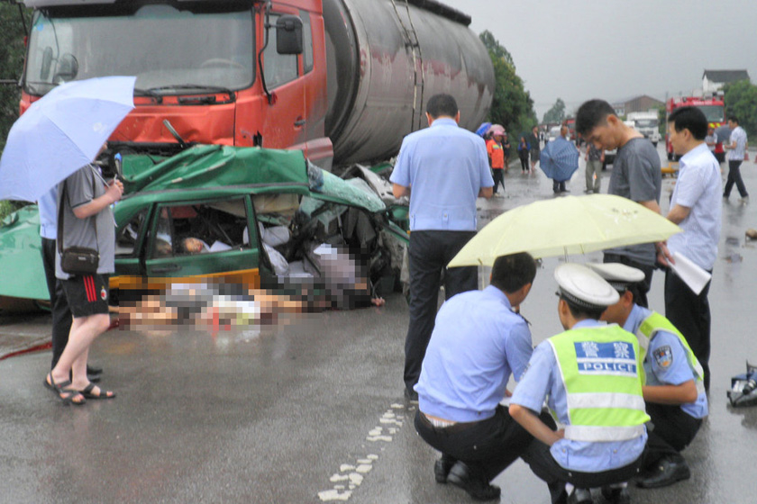 6月30日，四川广安，车祸现场。  思齐/东方IC _一家七口挤出租车被撞全部遇难