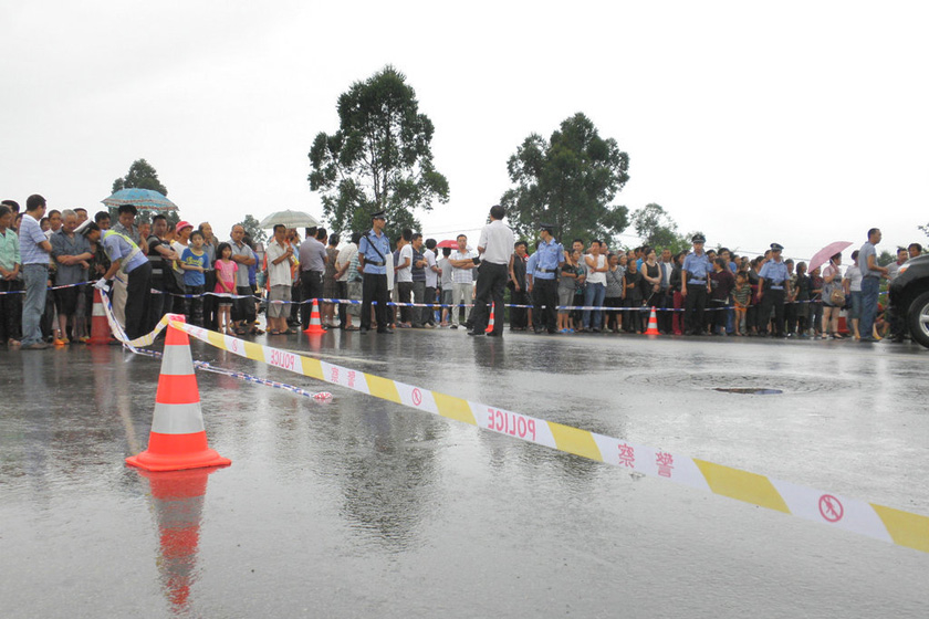 6月30日，四川广安，车祸现场。  思齐/东方IC _一家七口挤出租车被撞全部遇难