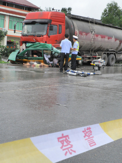 6月30日，四川广安，车祸现场。  思齐/东方IC _一家七口挤出租车被撞全部遇难