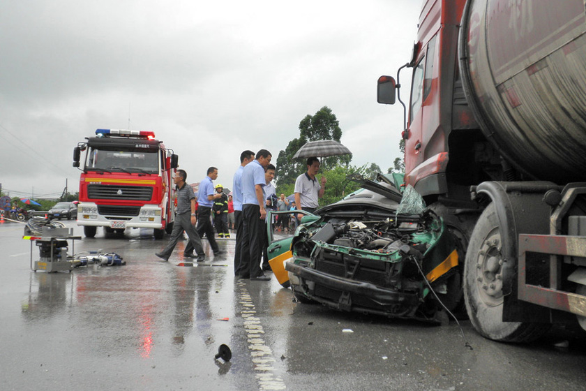 6月30日，四川广安，车祸现场。  思齐/东方IC _一家七口挤出租车被撞全部遇难