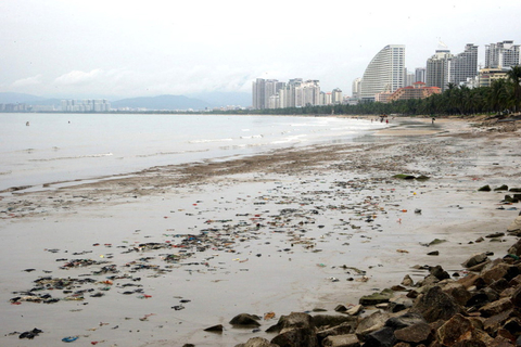 6月30日，在海南省美丽的三亚湾沙滩上，因海水退潮，留下了长达近千米的沙滩垃圾带。  孙清/东方IC