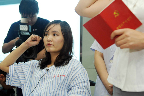 “最美女教师”张丽莉宣誓入党