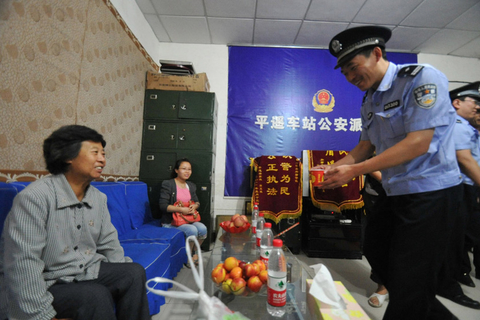 火车站民警助刘旺家人买车票