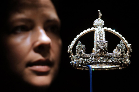 6月28日，英国伦敦，英国白金汉宫展览会馆长卡罗琳·德·圭陶特展示王冠。 CFP