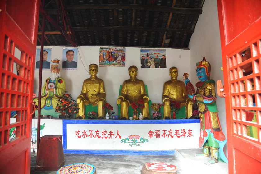 7月3日，寺庙里的伟人金身。 东方IC_四川绵阳红恩寺供奉毛泽东等伟人金身