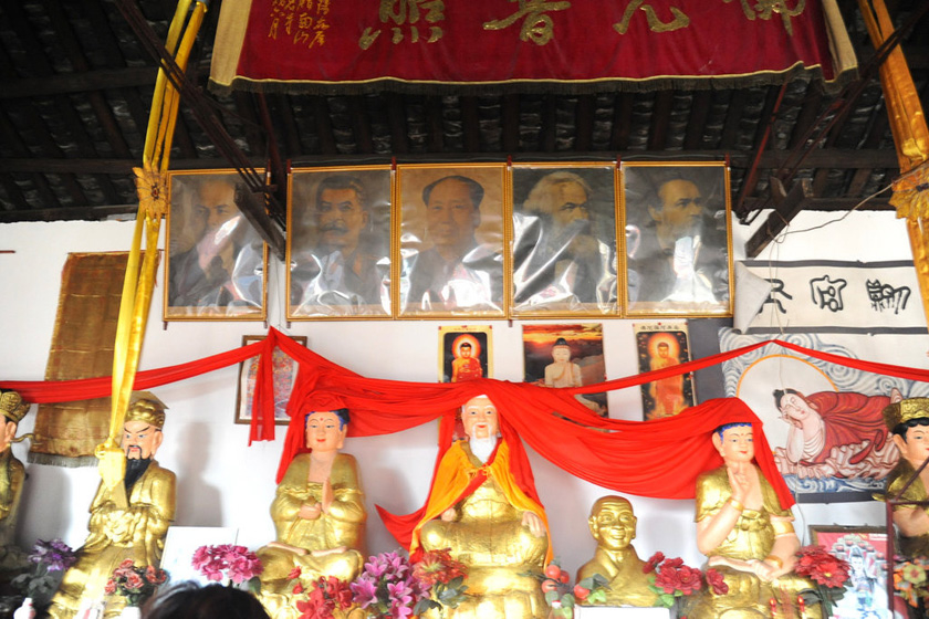 7月3日，红恩寺内景。  东方IC_四川绵阳红恩寺供奉毛泽东等伟人金身