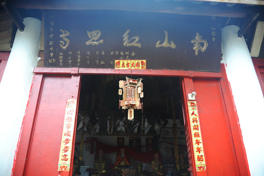 7月3日，红恩寺寺门。  东方IC_四川绵阳红恩寺供奉毛泽东等伟人金身