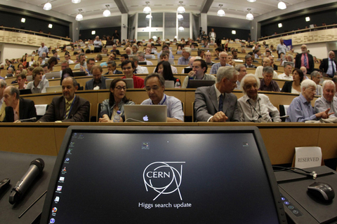 7月4日，瑞士梅兰，欧洲核子研究中心发布寻找“上帝粒子”希格斯玻色子最新进程的研讨会召开前。 DENIS BALIBOUSE/东方IC