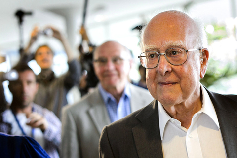 7月4日，欧洲核子研究中心（CERN）召开新闻发布会，宣布他们在寻找希格斯玻色子（所谓的“上帝粒子”）的研究过程中发现了一种新型亚原子粒子，该粒子符合希格斯玻色子的属性。希格斯玻色子是粒子物理学标准模型的缺失环节，该粒子赋予了物体的质量属性，被认为是宇宙形成的关键，因此这一发现具有非常重要的意义和价值。