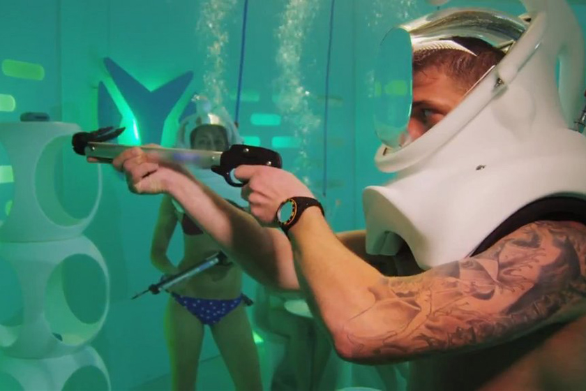 在水下酒吧可以玩飞镖游戏。 CFP_手表公司开设水下酒吧