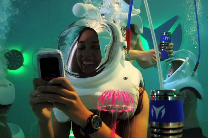 在水下酒吧要戴着高科技的水下头盔。 CFP_手表公司开设水下酒吧